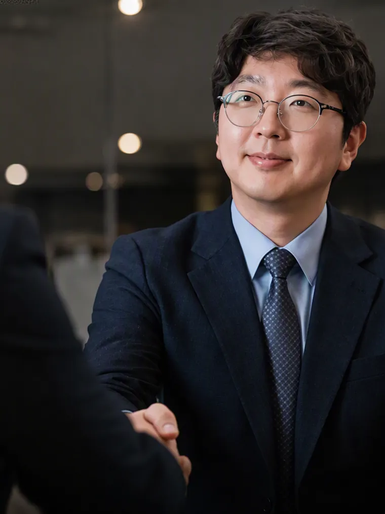 상담 중인 김동창 변호사